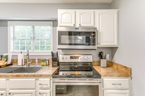 Apartment (1 Bedroom) | Interior - Upscale St. Simons Condo: Sunroom & Steps to Pool! (St. Simons Island)