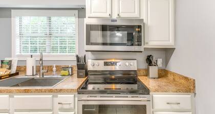 Upscale St. Simons Condo: Sunroom & Steps to Pool!