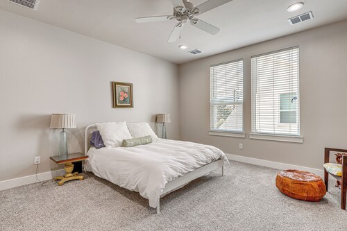 2 Mi to Dtown: Convenient Houston Home!