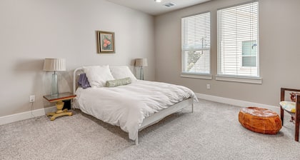 2 Mi to Dtown: Convenient Houston Home!