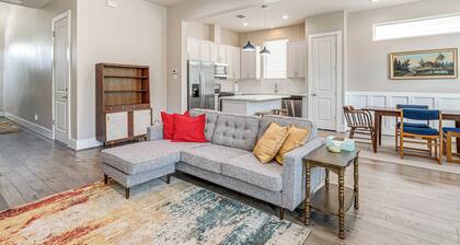 2 Mi to Dtown: Convenient Houston Home!