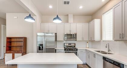 2 Mi to Dtown: Convenient Houston Home!