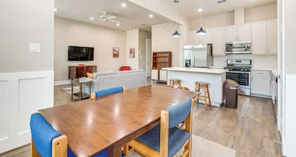 2 Mi to Dtown: Convenient Houston Home!
