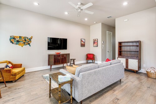 2 Mi to Dtown: Convenient Houston Home!