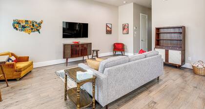 2 Mi to Dtown: Convenient Houston Home!