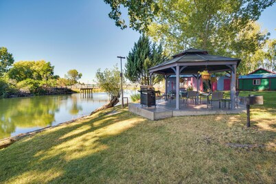 Riverfront Resort Cabin ~ 21 Mi to Crater Lake!