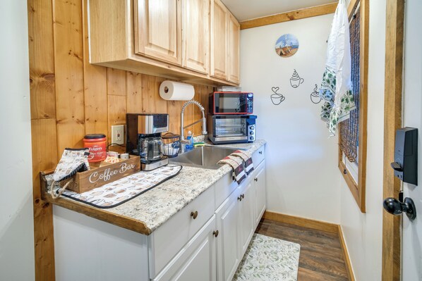 Interior - Riverfront Resort Cabin ~ 21 Mi to Crater Lake NP! (Chiloquin)