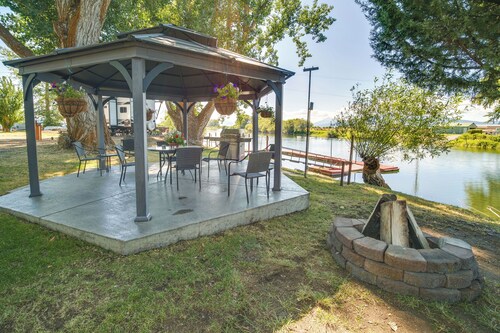 Riverfront Resort Cabin ~ 21 Mi to Crater Lake!