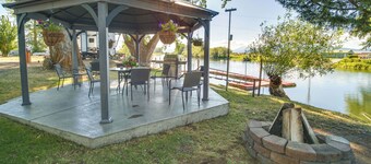 Riverfront Resort Cabin ~ 21 Mi to Crater Lake!