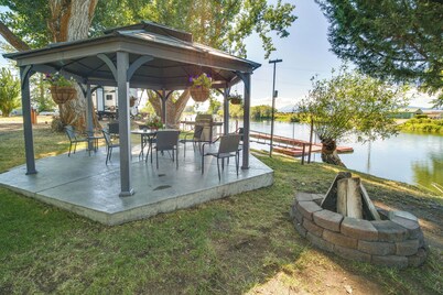 Riverfront Resort Cabin ~ 21 Mi to Crater Lake!