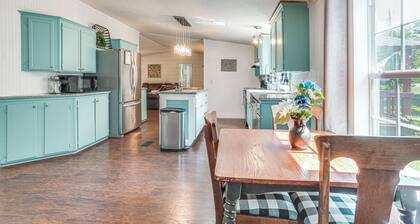 Upscale Lake Texoma Vacation Home: 1 Mi to Marina!