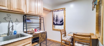 Resort Cabin on the River ~ 21 Mi to Crater Lake!