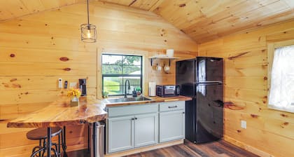 Stout Cabin w/ Fire Pit: 1 Mi to Ohio River!
