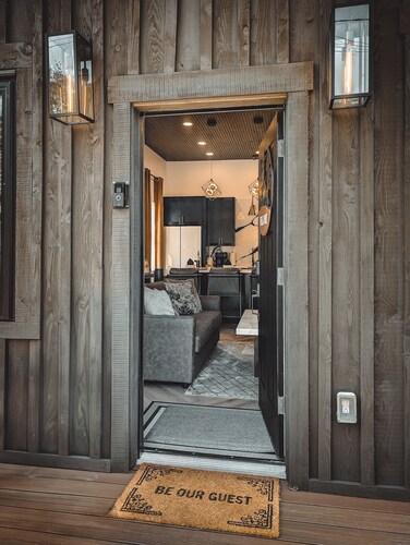 {LUXE Lil Tio} Downtown Retreat - 5 Min Walk To River Access w/ Firepit & Grill