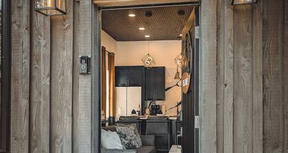 {LUXE Lil Tio} Downtown Retreat - 5 Min Walk To River Access w/ Firepit & Grill