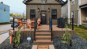 Un bâtiment en bois avec une pancarte « Bienvenue », des places assises à l’extérieur et une pancarte représentant un anneau.
