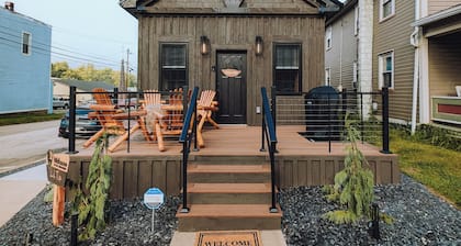 {LUXE Lil Tio} Downtown Retreat - 5 Min Walk To River Access w/ Firepit & Grill