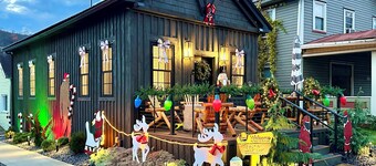 {LUXE Lil Tio} Downtown Retreat - 5 Min Walk To River Access w/ Firepit & Grill