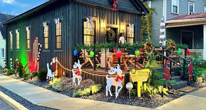 {LUXE Lil Tio} Downtown Retreat - 5 Min Walk To River Access w/ Firepit & Grill