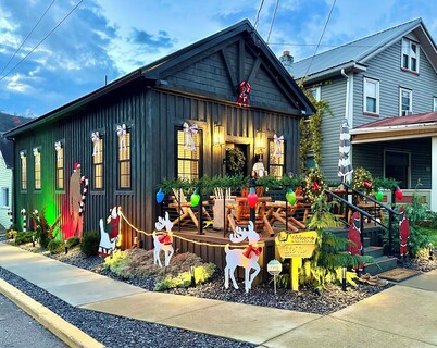 {LUXE Lil Tio} Downtown Retreat - 5 Min Walk To River Access w/ Firepit & Grill