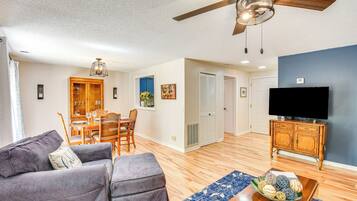 Appartement (2 Bedrooms) | Coin séjour | Télévision