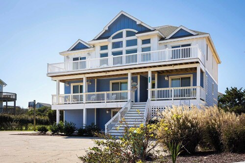 Gorgeous Semi-Oceanfront Home in Whalehead