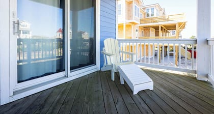 Gorgeous Semi-Oceanfront Home in Whalehead