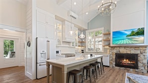 Private kitchen - 39 Oak Court: Sea Pines Luxury! 5 BR, 5.5 BA Private Pool & Spa, Bikes (Hilton Head Island)
