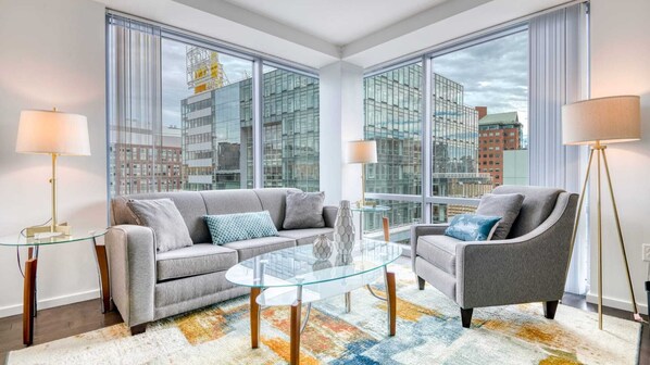 TV, offices - Luxury Apt Near Charles River (Cambridge)