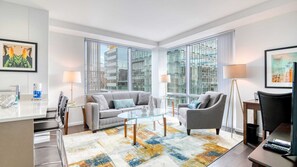 TV, offices - Luxury Apt Near Charles River (Cambridge)