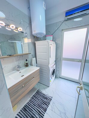 Ducha, secador de pelo, bidé y toallas