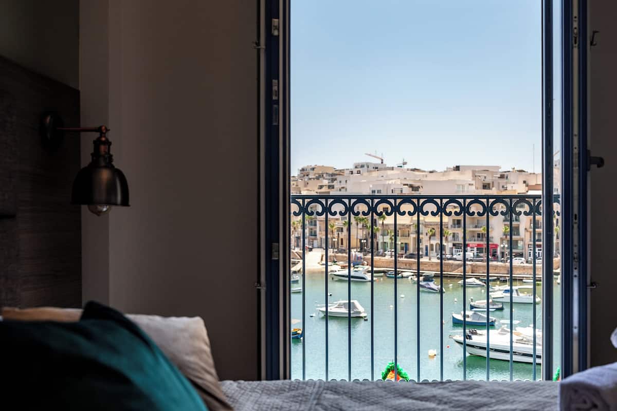 Blackout curtains, soundproofing, iron/ironing board, free WiFi