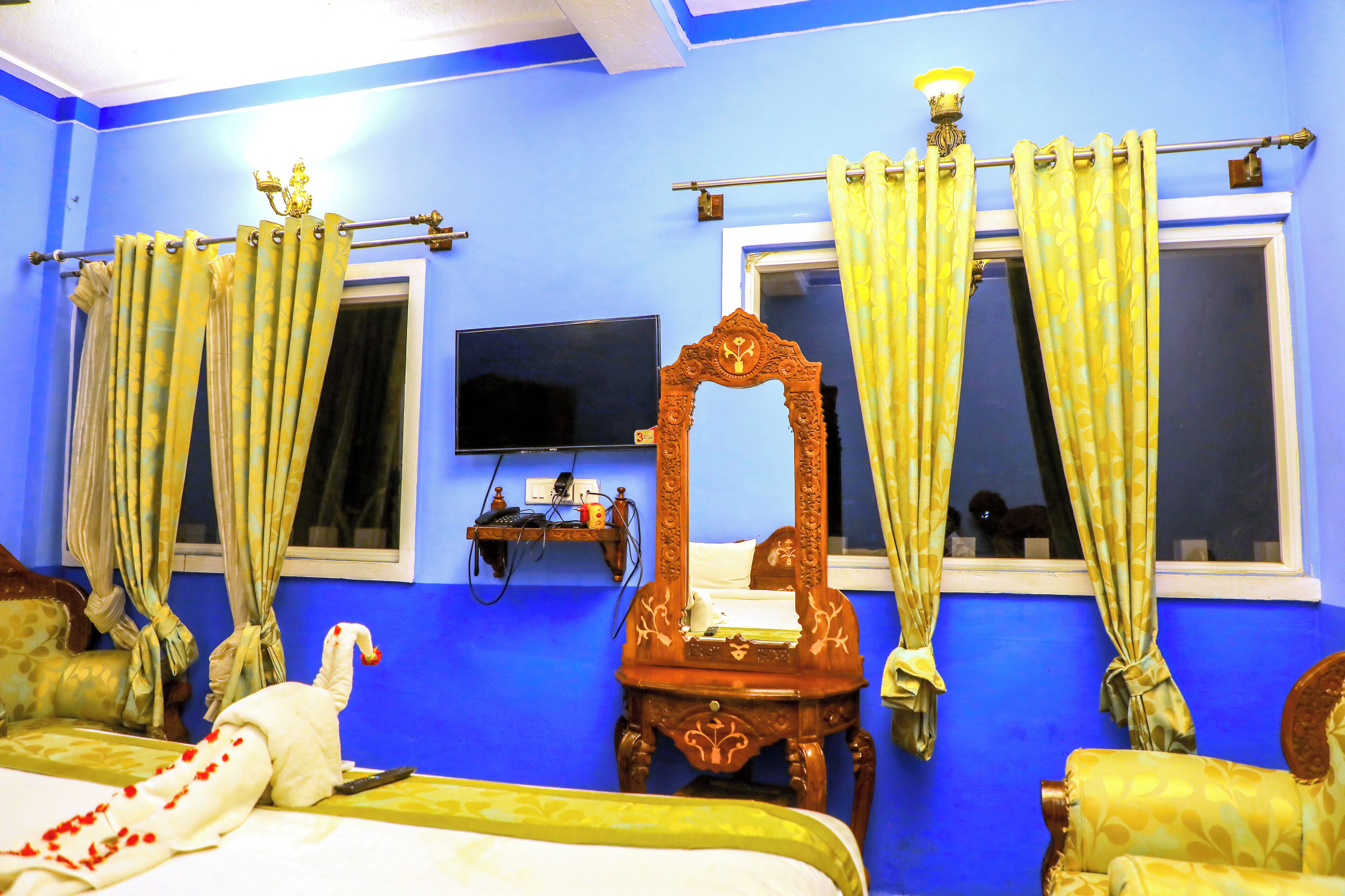 أسرّة بإسفنج يتكيف مع شكل الجسم وخزنة داخل الغرفة وواي فاي مجانًا