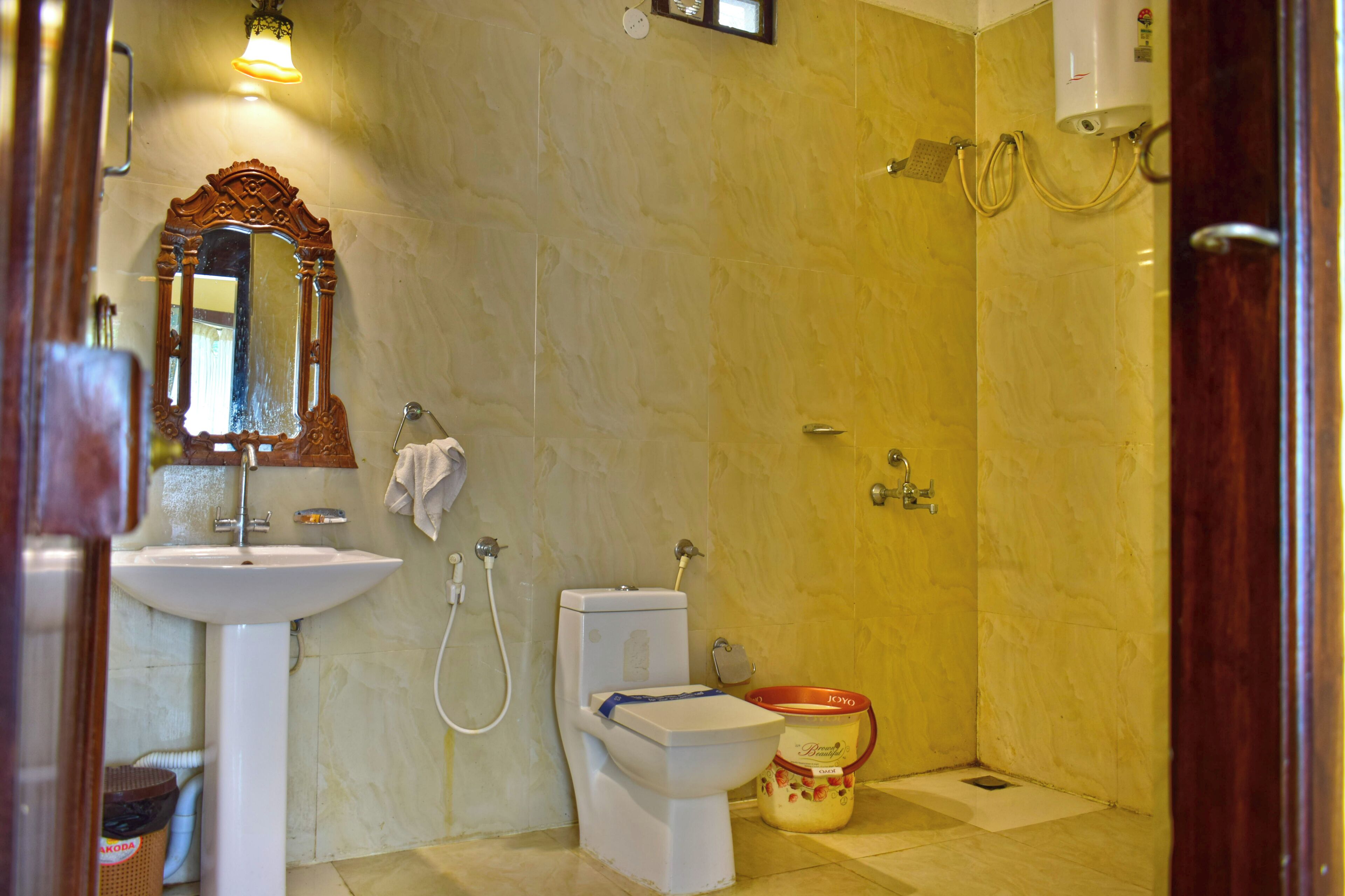 Ein Badezimmer mit Waschbecken, Toilette und Dusche.