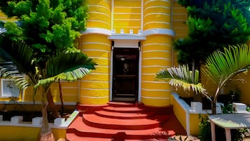 Vista frontal de la propiedad