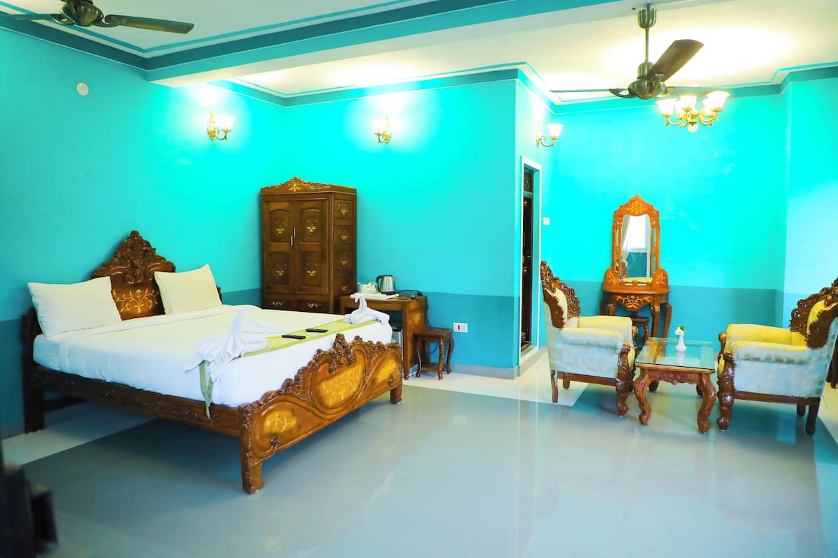 Fort Room | Memory-foam beds, in-room safe, free WiFi, bed sheets