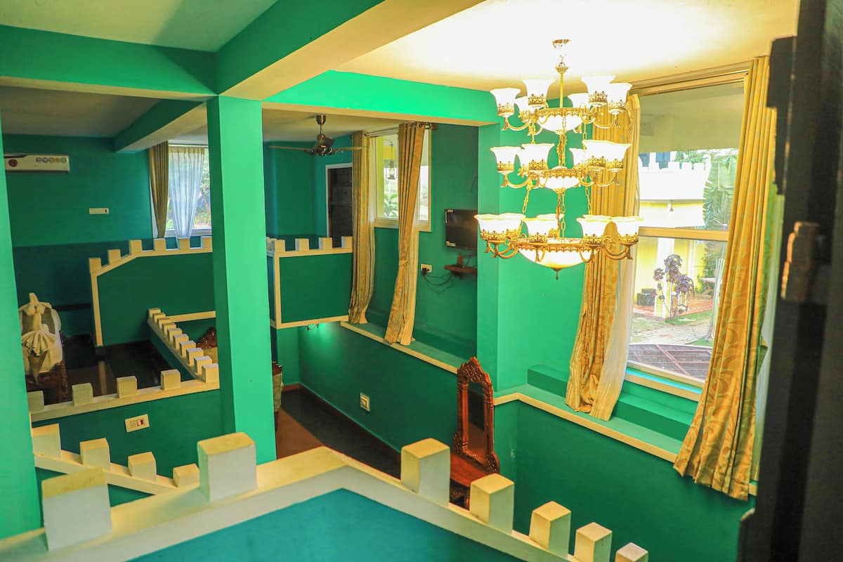 Fort Suite | Memory-foam beds, in-room safe, free WiFi, bed sheets