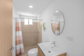 Shower, towels, shampoo - Upstay: Contemporary 3BR Condo w Pool—Jaco Beach (Jacó)