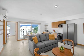 TV - Upstay - Stunning New Condo w Private Patio (Jacó)