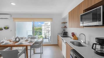 Fridge, microwave, stovetop, dishwasher