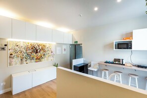 50 インチのスマートテレビ (デジタル放送視聴可)、有料ムービー、スマートスピーカー