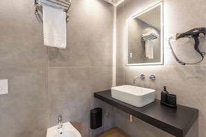 Chambre Double Supérieure, vue ville | Salle de bain | Douche, sèche-cheveux, serviettes fournies, savon