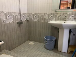 Deluxe Apartment | Bathroom