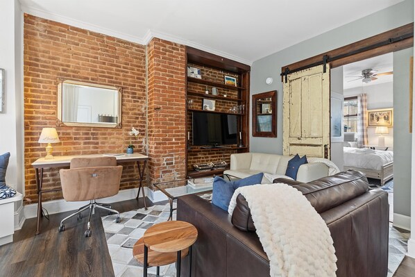 TV, offices - Beautiful 1-BR Flat Nestled Between Dupont & Logan (Washington DC)