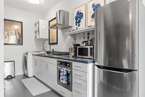 Fridge, microwave, oven, stovetop - Beautiful 1-BR Flat Nestled Between Dupont & Logan (Washington DC)