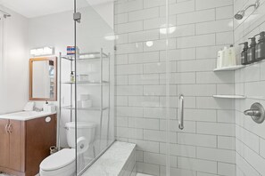 Een douche, een haardroger, handdoeken