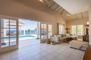 Een televisie en een kantoor