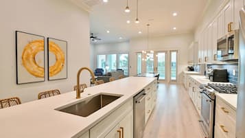 Cottage, Multiple Beds, Pool Access, Pool View (Angel’s Retreat) | Private kitchen | Fridge, microwave, oven, stovetop