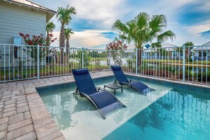 Outdoor pool, pool umbrellas, sun loungers - Angels Retreat @ Beach Club! (Gulf Shores)