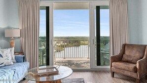 Una habitación con sofá, sillón y una mesa de centro de vidrio.